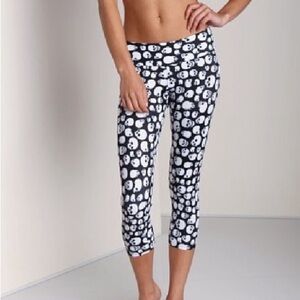 Onzie Skull Cropped Leggings Size M/L